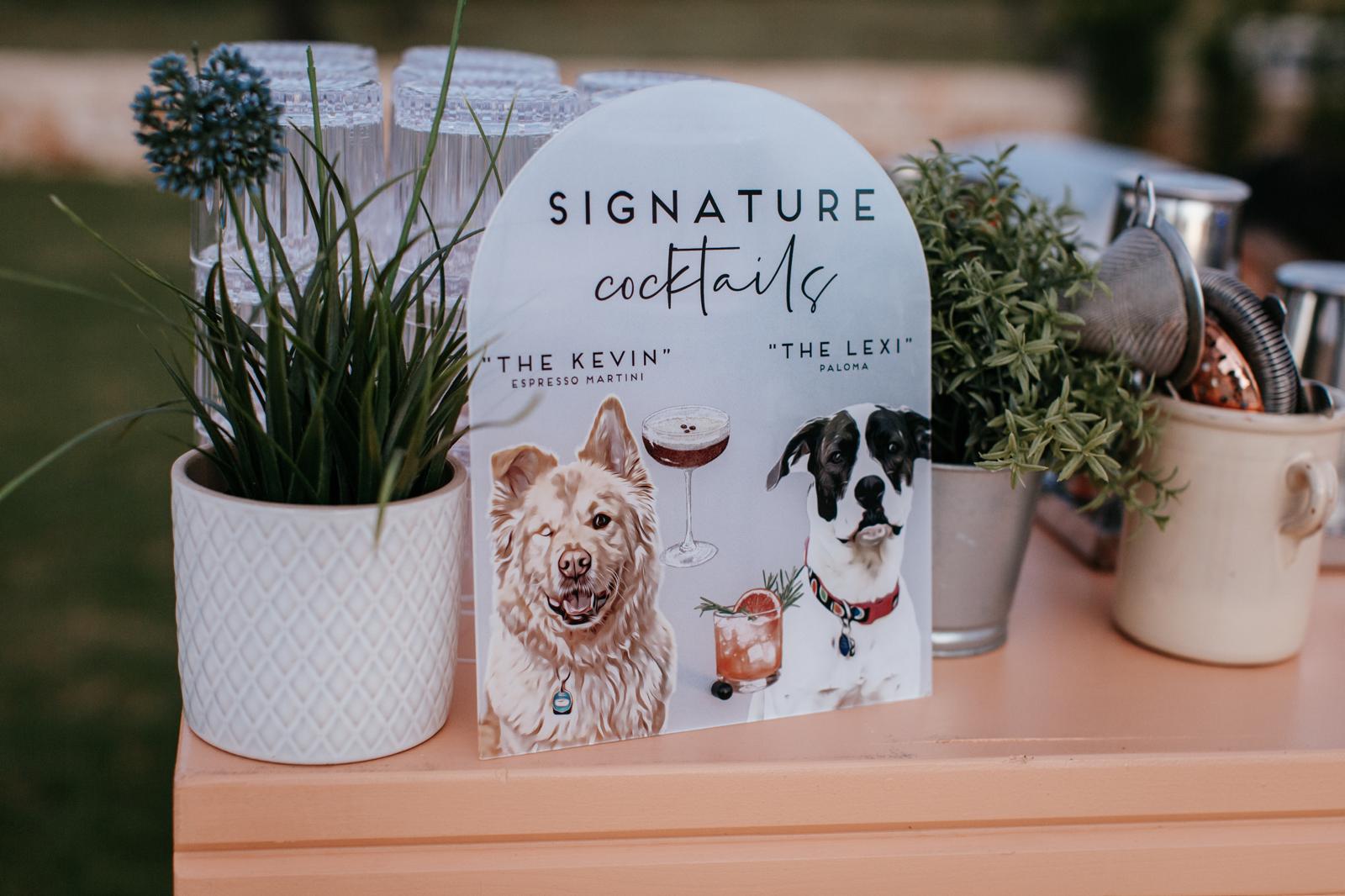 Menu di cocktail personalizzati con illustrazioni di cani, decorato con piante e strumenti da bar, durante un evento JoeBar.